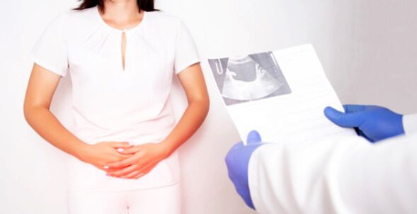 Una donna con cistite batterica viene diagnosticata da un medico